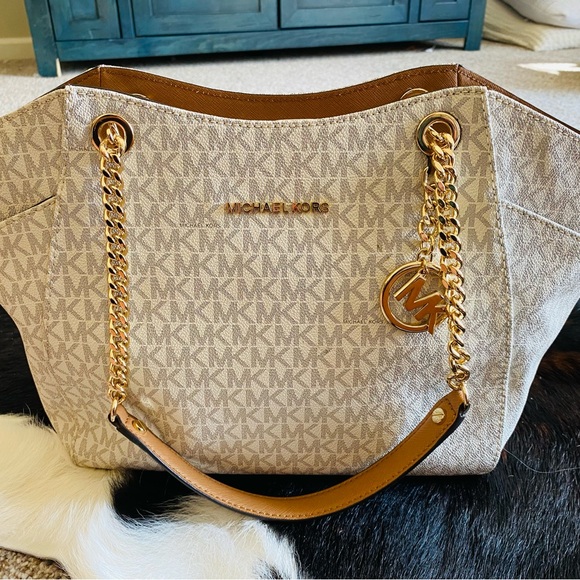 Michael Kors Shoulder Bag with matching Wallet in Vanilla/Acorn. - Picture 2 of 9